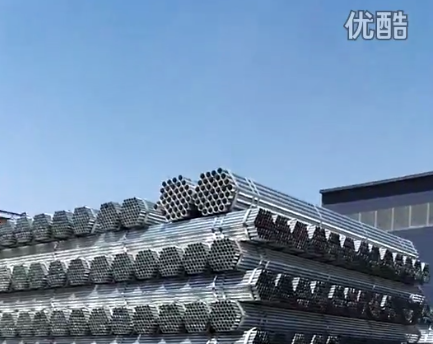 友發(fā)熱鍍鋅大棚鋼管裝車拍攝視頻